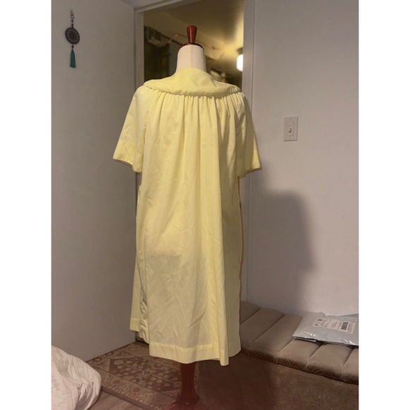 Vintage Yellow house coat embroidered flowers Loungees sz 14 snaps summer - Picture 9 of 11